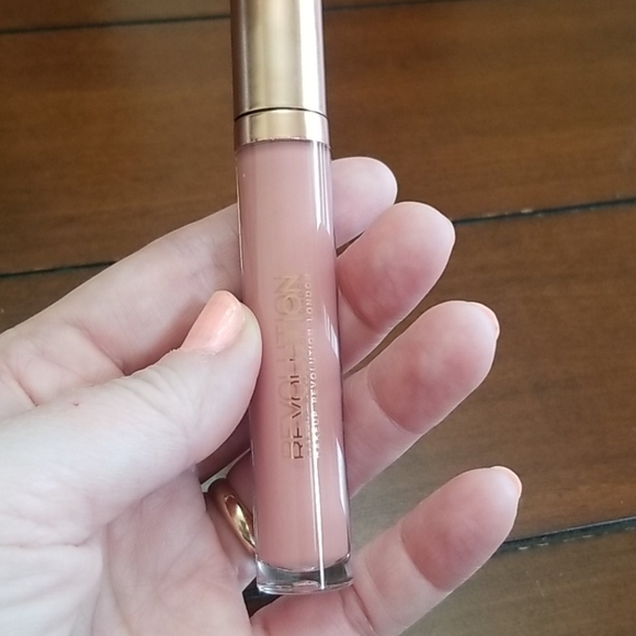 🙂 REVOLUTION LIPSTICK - Picture 4 of 6